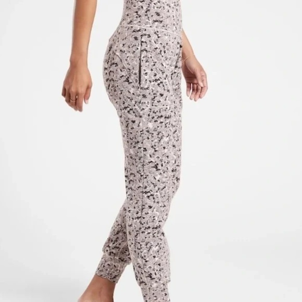 Athleta Salutation Textured Jogger Meadow Decadent Chocolate Size‎ Medium